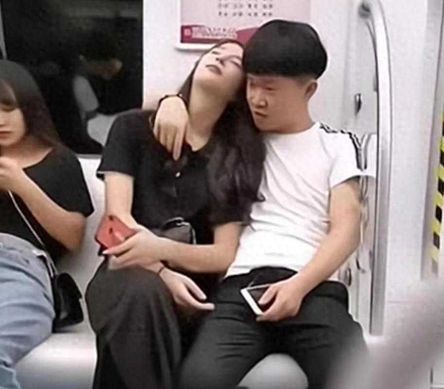 上海地铁惊险一幕，隔着屏幕都替你脸红，太羞了吧:)
