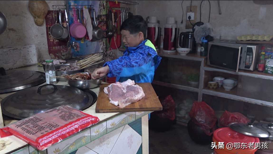 老男孩在家里摆起来了烧烤摊，你们看这收益还凑合吧？